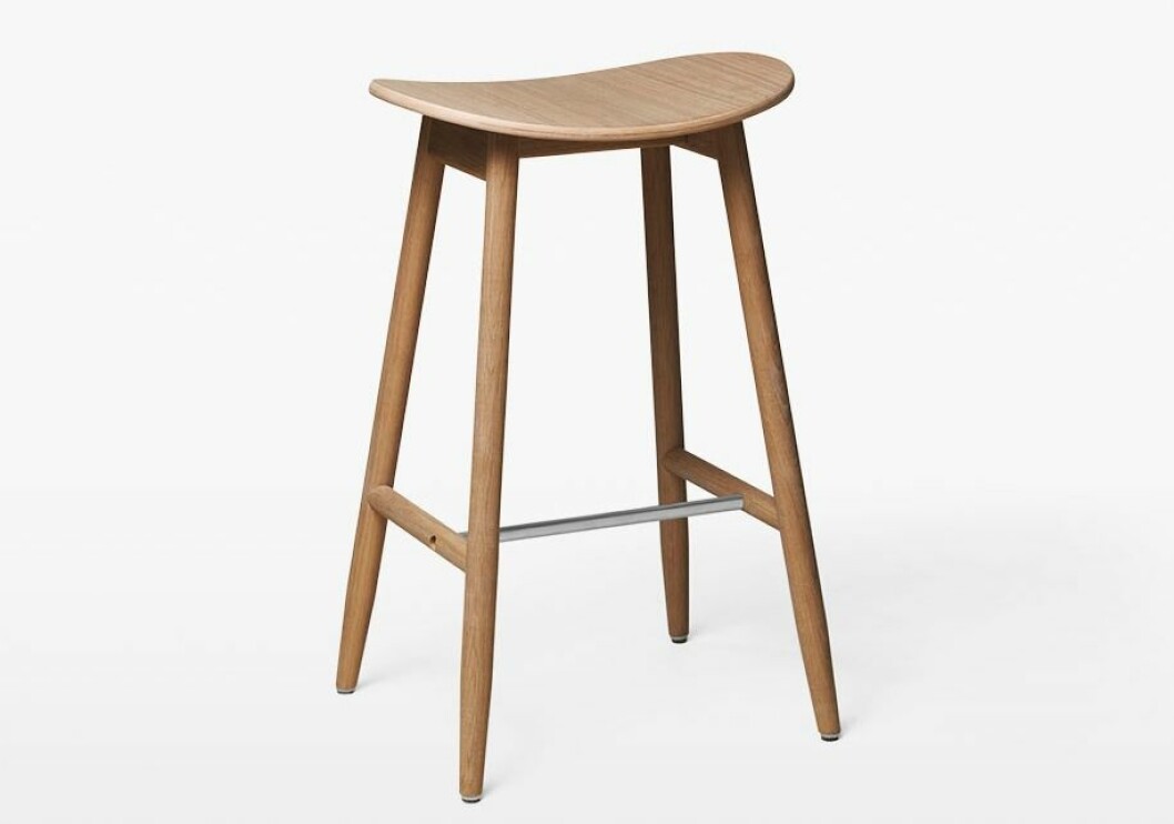 Icha bar stool i ek från Massproductions.