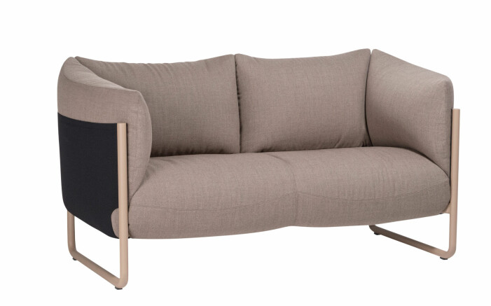 En omslutande möbel för mötesplatser, Ro, design Mattias Stenberg för Materia.