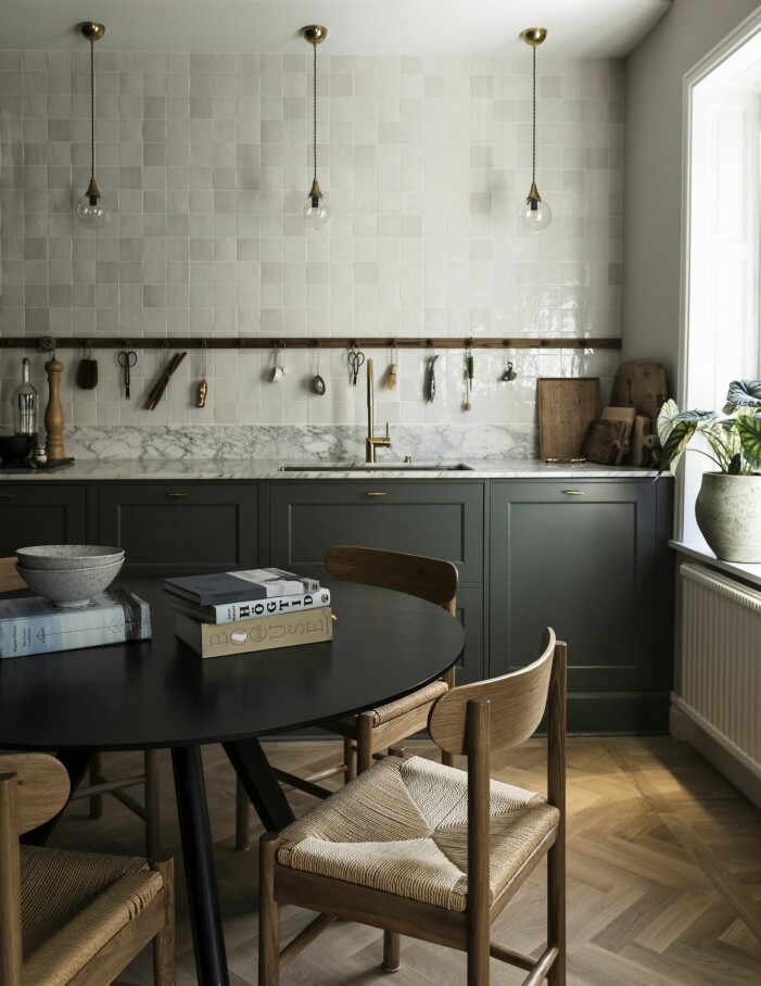 En generös kakelvägg fanns redan i Fridas förra lägenhet, »Den satte jag upp själv med en kompis«, och Frida tog med sig samma koncept till Kungsholmen. Matplats och kök.