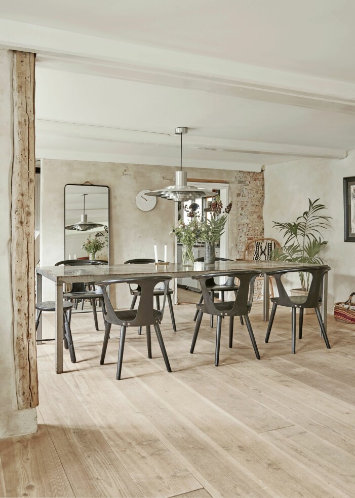 Trä, sten och grönt i skön kombination. Bordet är designat av Lonnies vän Signe Hytte. Stolar och lampa från &Tradition. Spegel och väggklocka från Menu. Matplats i ljusa toner.