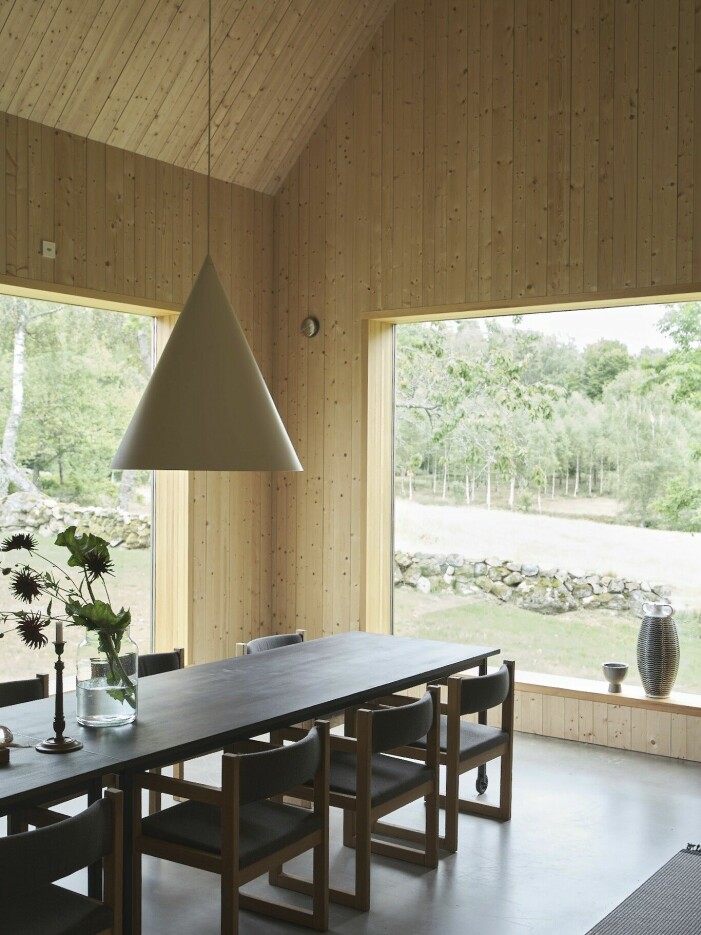 I ladans studio hänger lampan CKR för Wästberg lighting. Stolarna är arkitektritade för ett projekt i Danmark på 1970-talet, ropades på auktion och har fått ny klädsel i ett ulltyg från Kvadrat. Matplats.