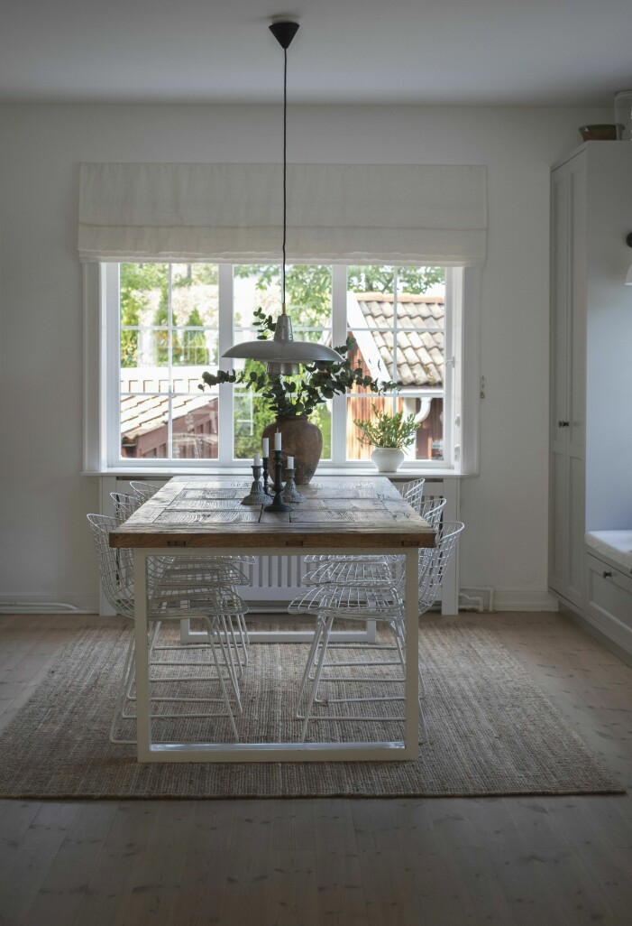 Matsalen ligger i anslutning till köket och har köksskåp längs med ena väggen. Utanför ser man de charmiga uthusen. Matplats.