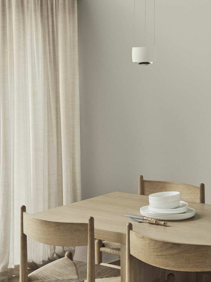 Matbord ritat av Lotta Agaton interiors. Gardiner i ylletyget Paolo från Astrid. Stolar CH36, Hans J Wegner för Carl Hansen & søn. Takpendel Sento från Occhio. Matplats.