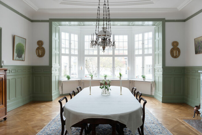 Matsalen har ett vackert burspråk ut mot innergården. Matsal med burspråk.