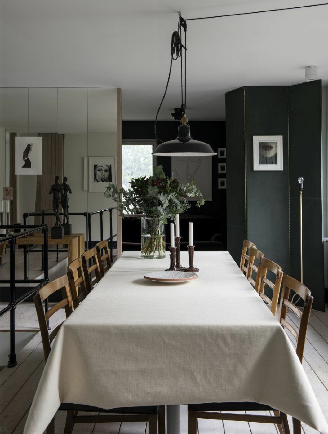 Stolar från formgivaren Ole Wanscher, ljusstakar Carl Malmsten, skål och fat från Upsala-Ekeby. Stolar från formgivaren Ole Wanscher, ljusstakar Carl Malmsten, skål och fat från Upsala-Ekeby.