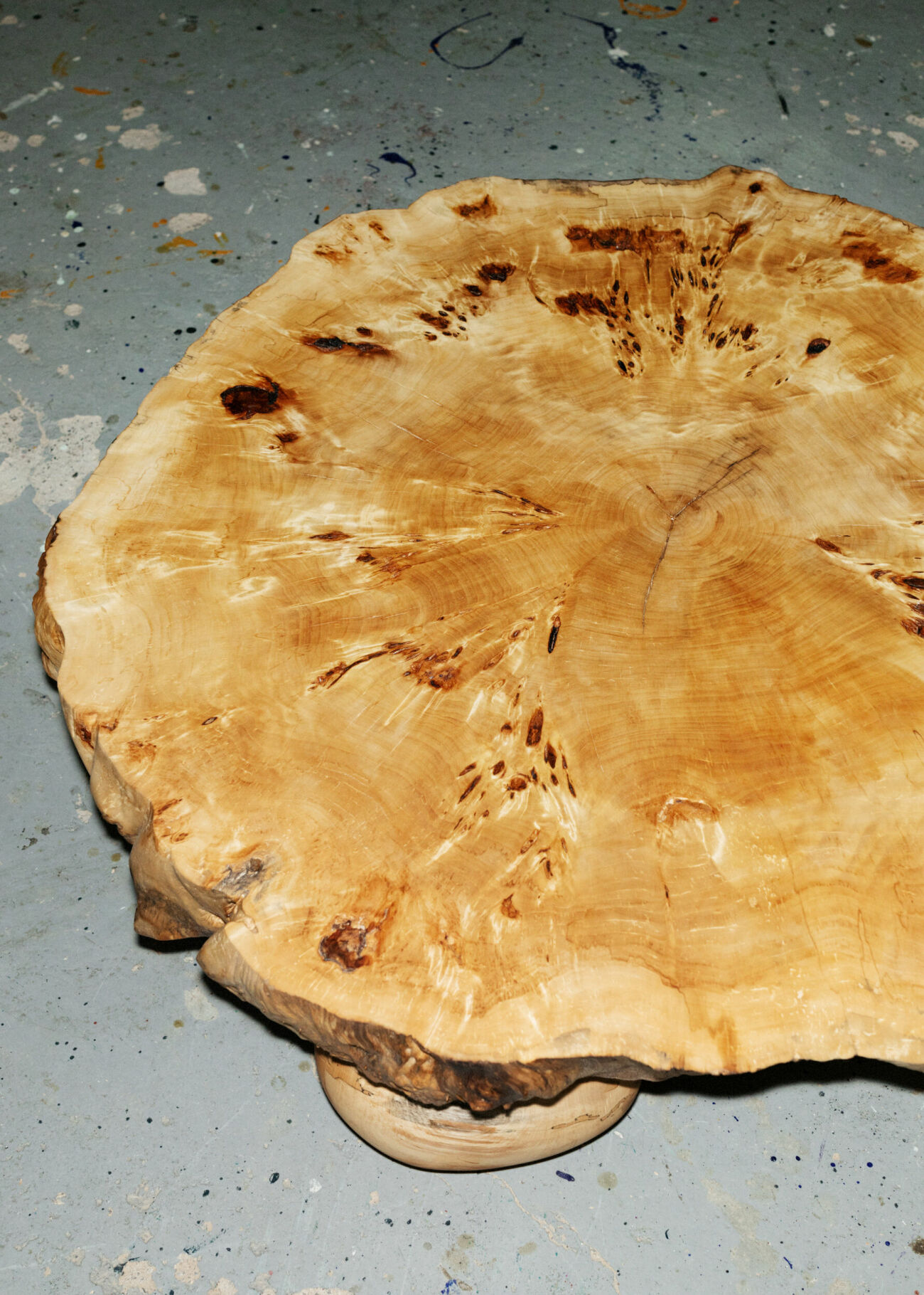 Knöl, ett soffbord i mappa burl trä av Matsson Marnell
