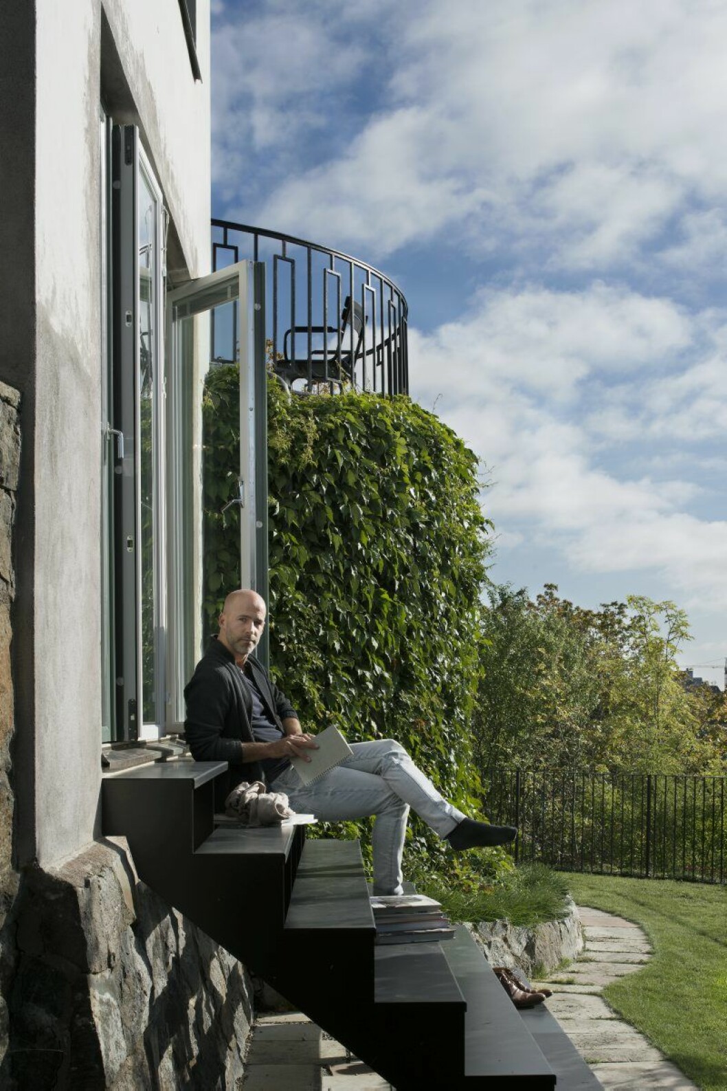 Mattias Stenberg utanför kontoret. Trappan i plåt har han givetvis ritat själv. ”Den fungerar mer som en möbel. Nyligen när vi hade 70 personer på garden party satt minst tio stycken oavbrutet på trappan.” Mattias Stenberg utanför kontoret. Trappan i plåt har han givetvis ritat själv. ”Den fungerar mer som en möbel. Nyligen när vi hade 70 personer på garden party satt minst tio stycken oavbrutet på trappan.”