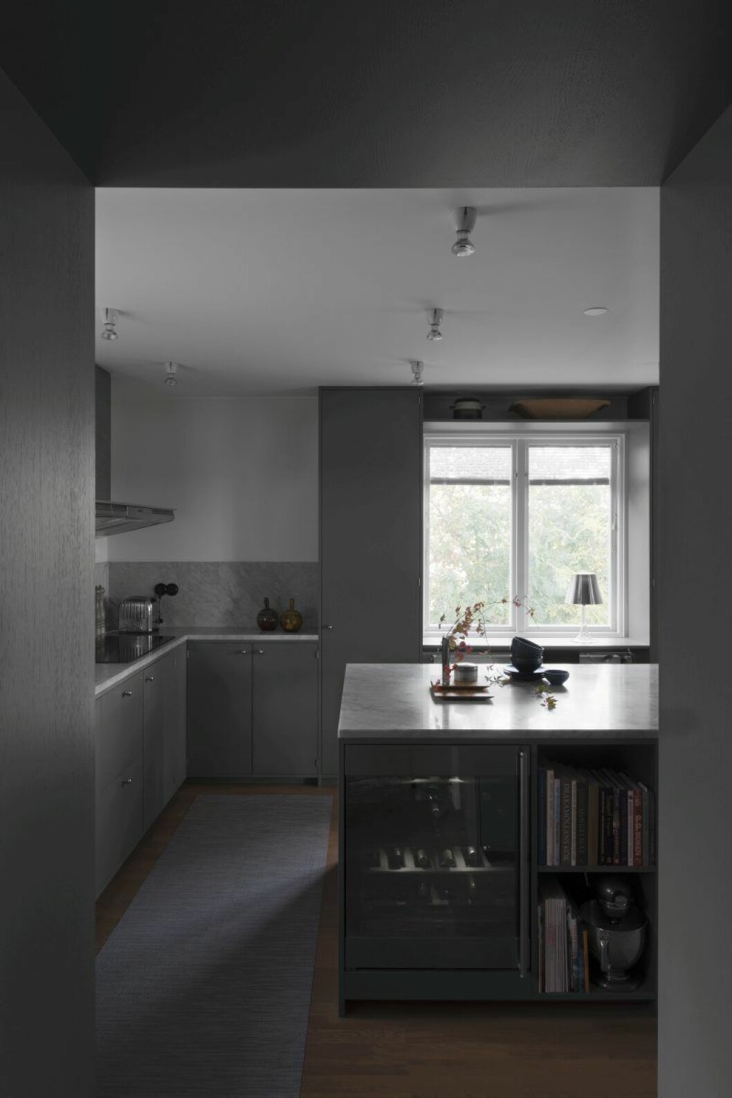 Köket består av Ikeastommar och specialsnickrade fronter från ett snickeri i Strängnäs som Mattias har jobbat med i flera år. Här finns väldigt mycket förvaring. ”Här fick inte huset bestämma allt, utan vi frångick den ursprungliga planlösningen med ett mindre arbetskök. Vi tillbringar väldigt mycket tid i köket och gillar verkligen att laga mat.” Köket består av Ikeastommar och specialsnickrade fronter från ett snickeri i Strängnäs som Mattias har jobbat med i flera år. Här finns väldigt mycket förvaring. "Här fick inte huset bestämma allt, utan vi frångick den ursprungliga planlösningen med ett mindre arbetskök. Vi tillbringar väldigt mycket tid i köket och gillar verkligen att laga mat."