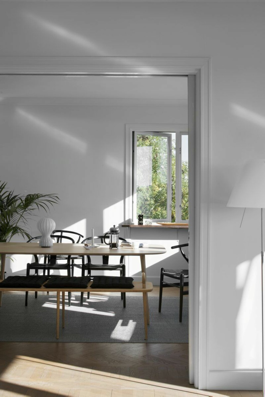 Matsalen ligger i direkt anslutning till köket. Matbordet och bänken är prototyper, gjorda av Mattias, som efter att ha funnits hos Olby design nu byter producent. Matta Bolon. Matsalen ligger i direkt anslutning till köket. Matbordet och bänken är prototyper, gjorda av Mattias, som efter att ha funnits hos Olby design nu byter producent. Matta Bolon.