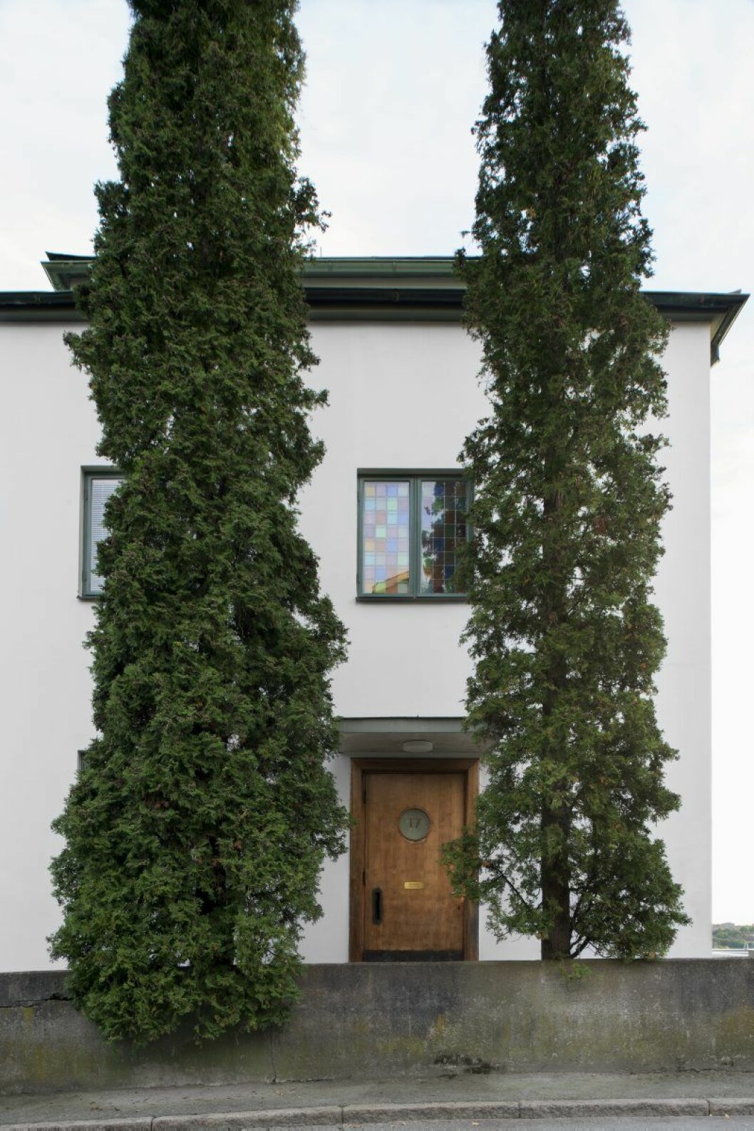 Ståtligt. Inramat av två gigantiska tujor och med en mycket tidsenlig funkisingång. Ståtligt. Inramat av två gigantiska tujor och med en mycket tidsenlig funkisingång.