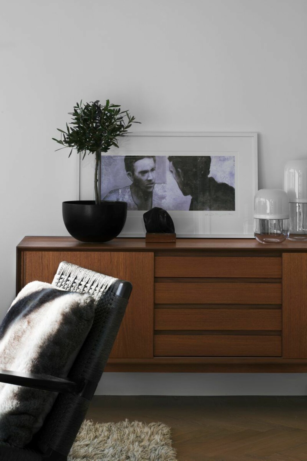 I vardagsrummet syns två av Mattias tidiga lampor för Design house Stockholm på sideboarden. Konst av Kai Svavelsberg.