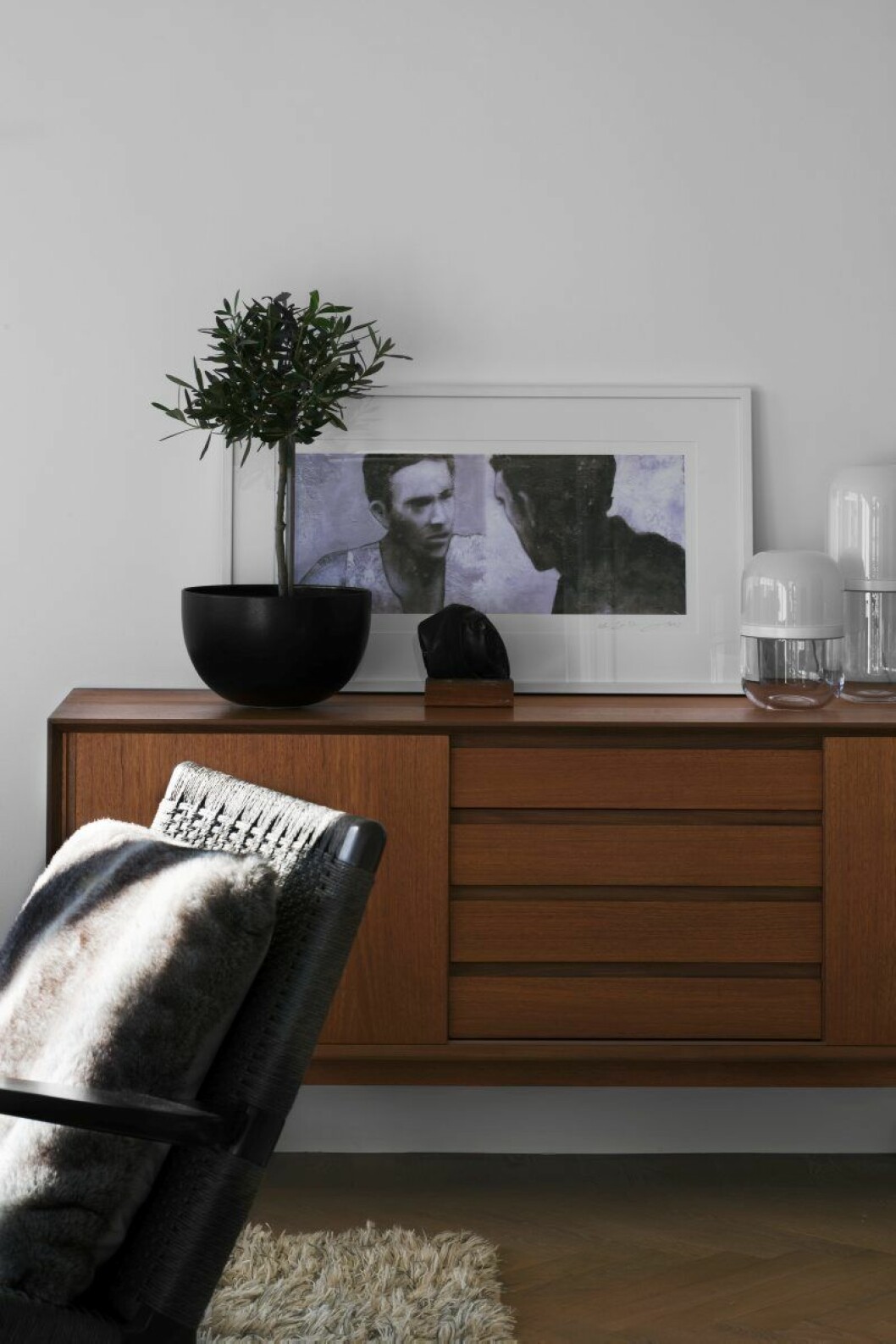 I vardagsrummet syns två av Mattias tidiga lampor för Design house Stockholm på sideboarden. Konst av Kai Svavelsberg. I vardagsrummet syns två av Mattias tidiga lampor för Design house Stockholm på sideboarden. Konst av Kai Svavelsberg.