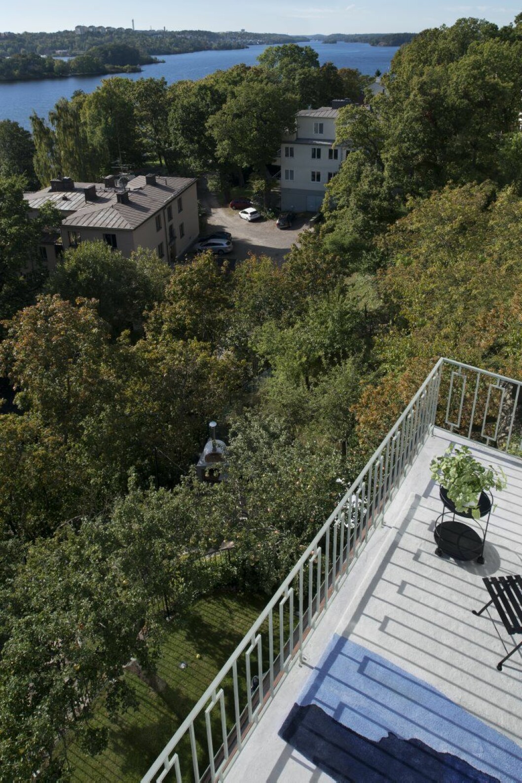 Två gånger en horisont. Mellanbalkongen med utsikt över Mälaren, och Mattias matta Horizons för Asplund. Två gånger en horisont. Mellanbalkongen med utsikt över Mälaren, och Mattias matta Horizons för Asplund.