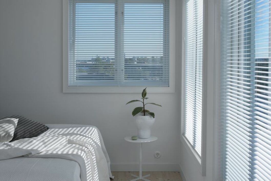 Sakral stämning i ”boxen” på taket, som blivit master bedroom. Fönstren fick en extra glasskiva för att höja temperaturen från vinterns 13 grader till lite mer behagliga nivåer. Sakral stämning i "boxen" på taket, som blivit master bedroom. Fönstren fick en extra glasskiva för att höja temperaturen från vinterns 13 grader till lite mer behagliga nivåer.