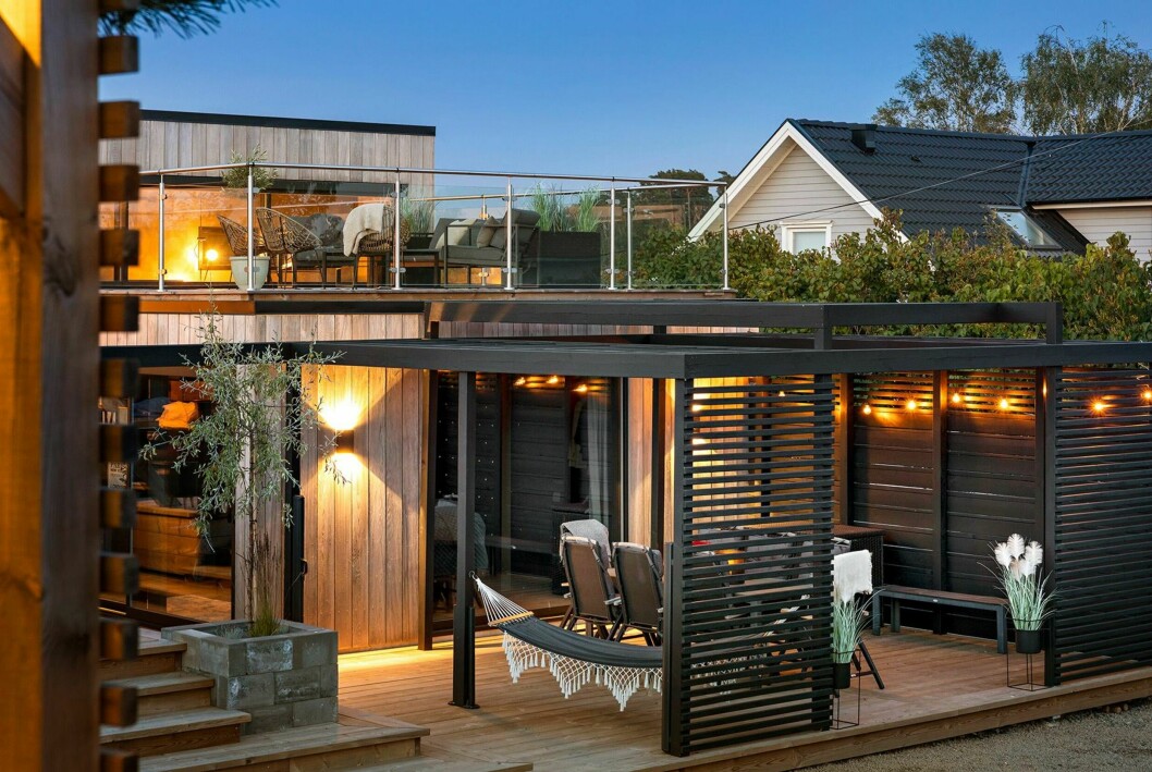 Mysig pergola som erbjuder vindskydd.