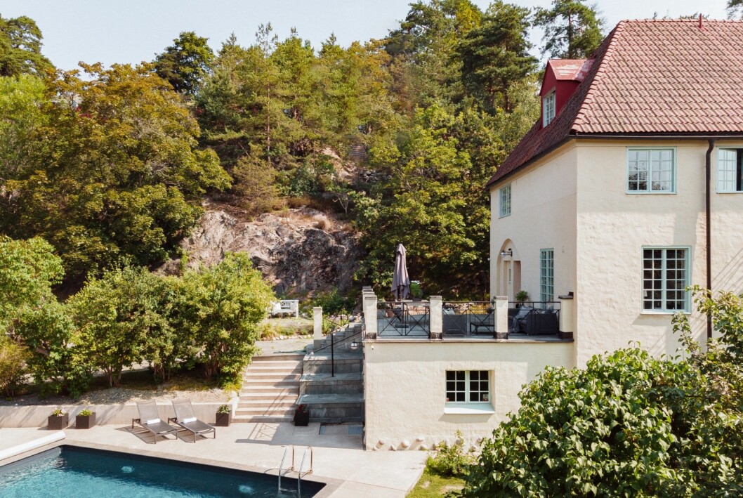 Nivåskillnader och vacker natur skapar intressanta kontraster och medelhavskänsla. Villa med poolområde och altan.