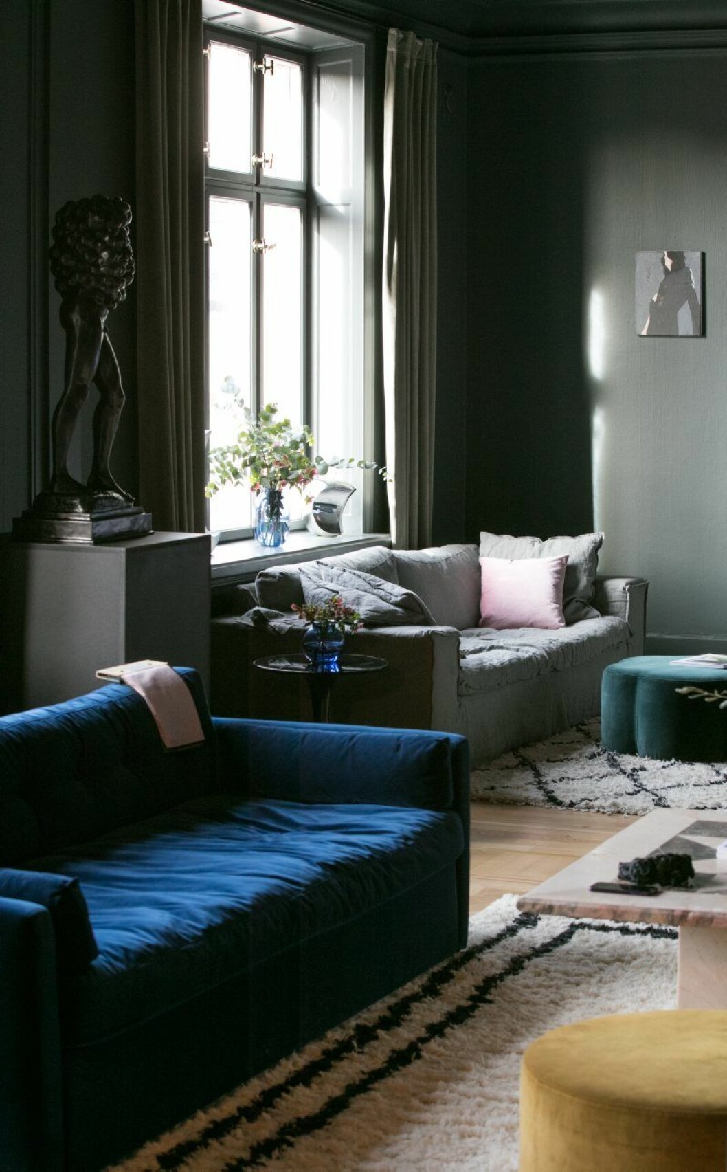 I <a href="https://www.residencemagazine.se/spana-in-amelia-widells-nya-showroom-ett-sekelskifteshem-i-djupgrona-toner/" target="_blank" rel="noopener">Amelias showroom </a>på Artillerigatan 16 i Stockholm.