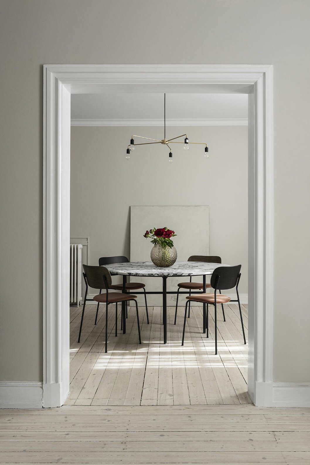När Danielle Siggerud inredde Menus showroom valde hon en stenskiva i rött till bardisken och de små kaféborden. Joachim älskade den varma känslan i stenskivan och beställde en som han la på bordet hemma i matsalen. Bord <em>Snaregade</em>, stol <em>Co chair</em> och lampa <em>Tribeca</em>, alla från Menu. menu matbord