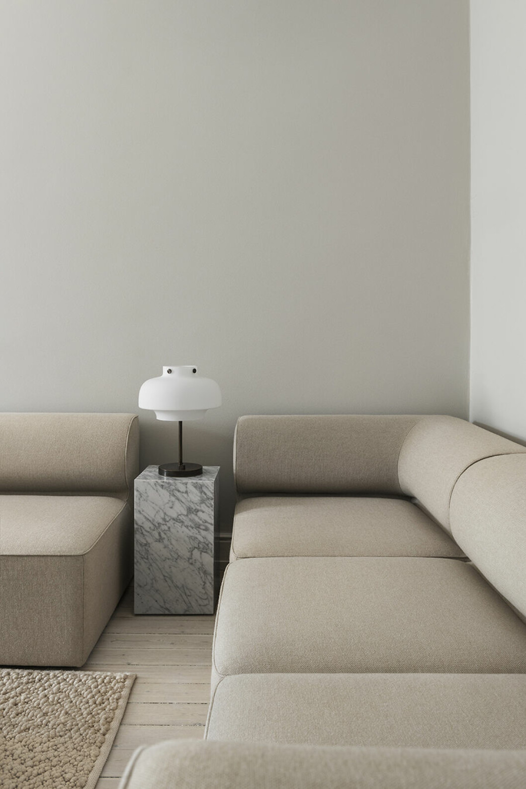 Hemmet är fyllt av möbler från familjeföretagen. Modulsoffa <em>Eave</em> och piedestal <em>Plinth</em>, båda från Menu. Bordslampa <em>Copenhagen</em> från Joachims brors företag &Tradition. menu soffa lampa