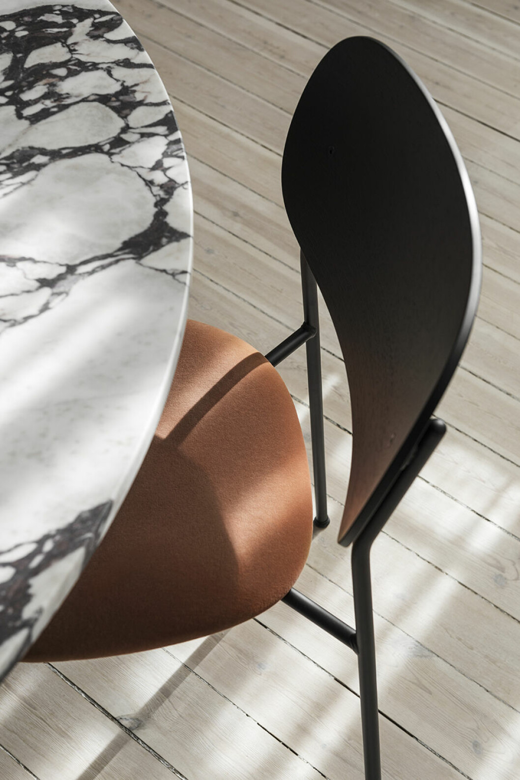 Bord <em>Snaregade</em> med ny stenskiva på och stol <em>Co chair</em>, Menu. menu stol