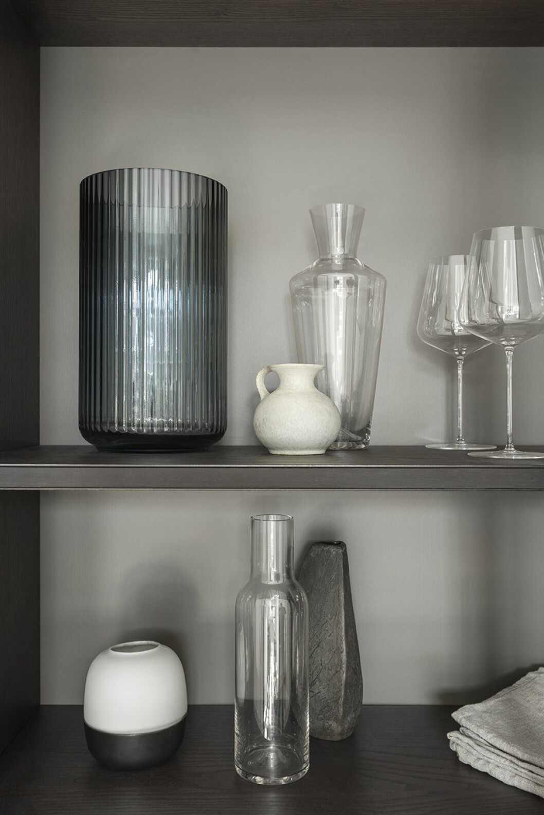 Utvalda glas- och keramikobjekt samsas i hyllan i köket. menu hylla2