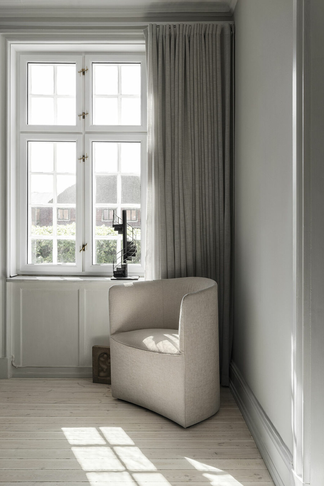 Den skotske formgivaren Nick Ross, som numera bor i Stockholm, har designat <em>Tea room club chair</em>, en hommage till landsmannen Charles Rennie Mackintoshs <em>Willow Chair</em>. Nu är den på prov hemma hos Joachim och Cecilia. menu sol fåtölj