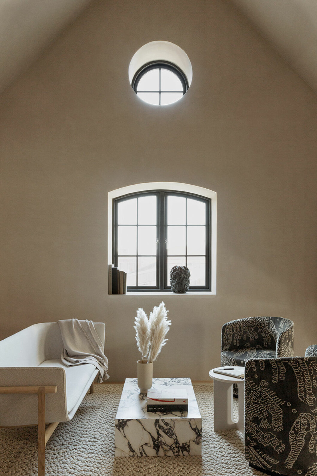 I samband med öppningen av Audo lanserade man bordet Plinth i en ny version i Calcatta viola marmor. Sidobordet Androgyne och fåtöljen Tearoom är också relativt nya. designhotell the audo fönster