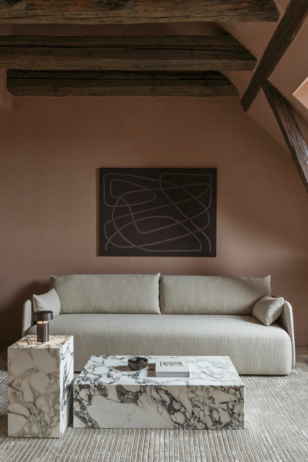 Övernattande gäster får möjlighet att uppleva Menus möbler på ett mycket mer intimt sätt än i ett showroom. Här syns bordet Plinth, soffan Offset och bordslampan Coloumn, alla designade av Norm architects. designhotell the audo soffa