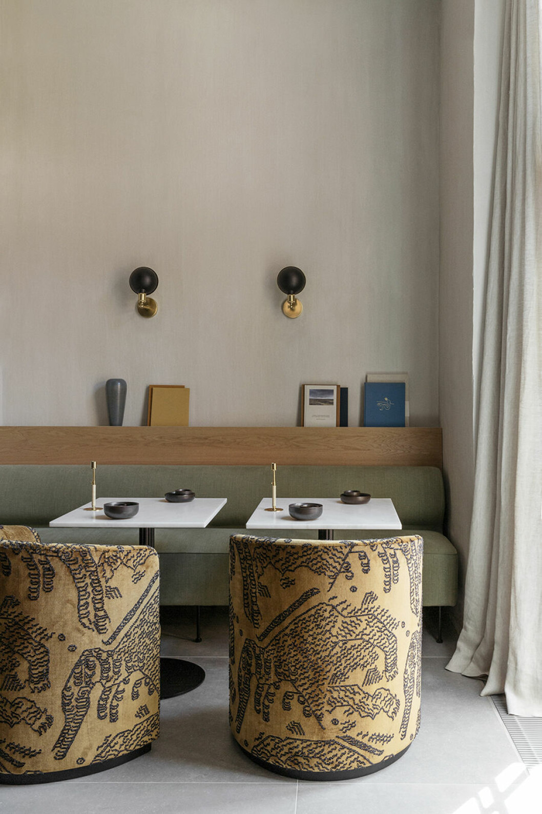 Audo har en cafédel i foajén där boende, anställda eller förbipasserande kan njuta av gott kaffe och fika. designhotell the audo arbetsyta
