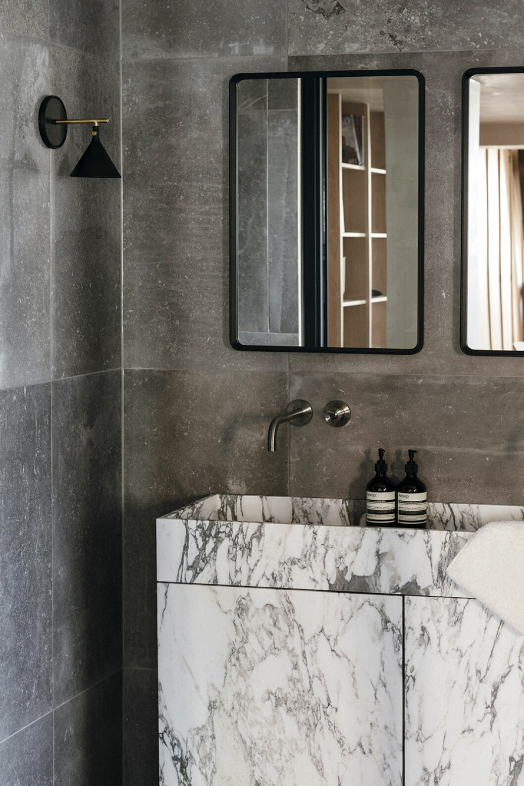 Badrummen i hotellrummen har alla väggar i grå sten och specialbyggda handfat i olika sorters marmor. En del har dessutom badkar i samma sten som väggar och golv. designhotell the audo handfat