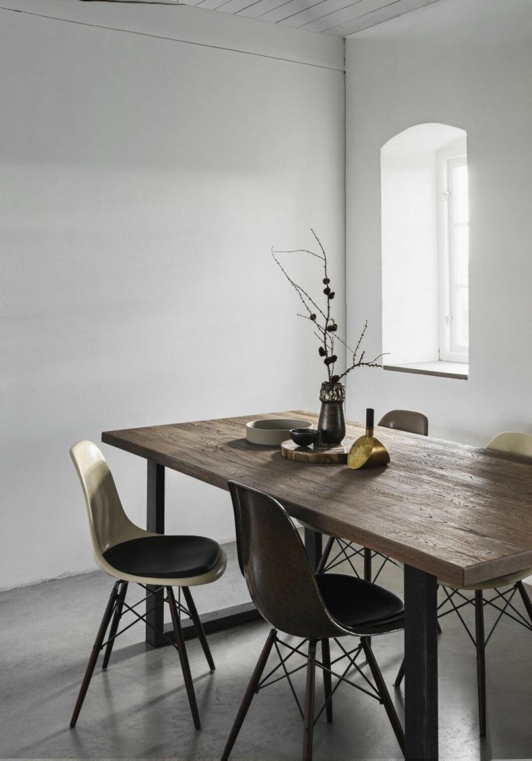 I matsalen samsas Ray och Charles Eames klassiska stolar med bordet från Dis. På bordet en skål från Terracotto, fat i trä och en keramikvas.