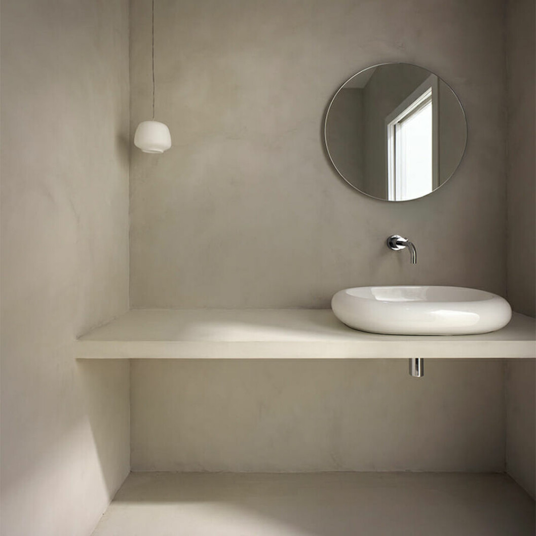 Badrum i beige microcement. Foto via: <a href="https://devonmicrocement.co.uk/" target="_blank" rel="noopener">Devon Microcement</a> Badrum i microcement