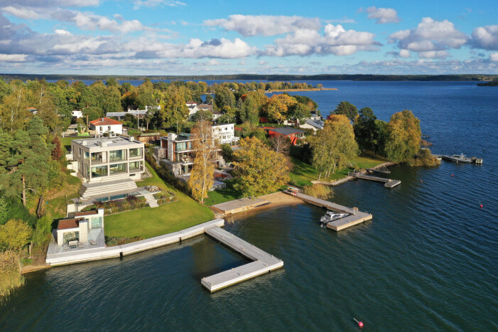 Från huset ner till vattnet sträcker sig ett långt trädäck.