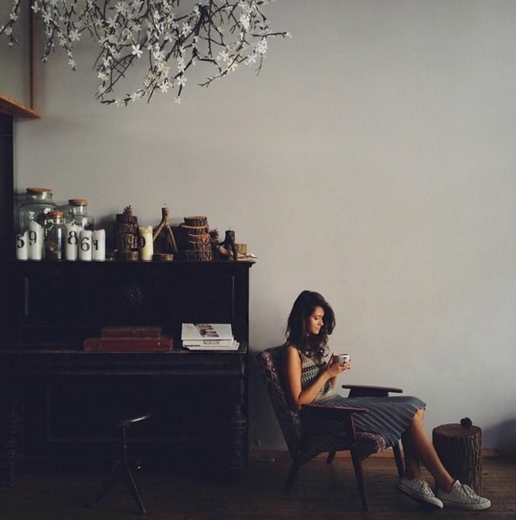 Alya with a coffeecup. mimi brune alya