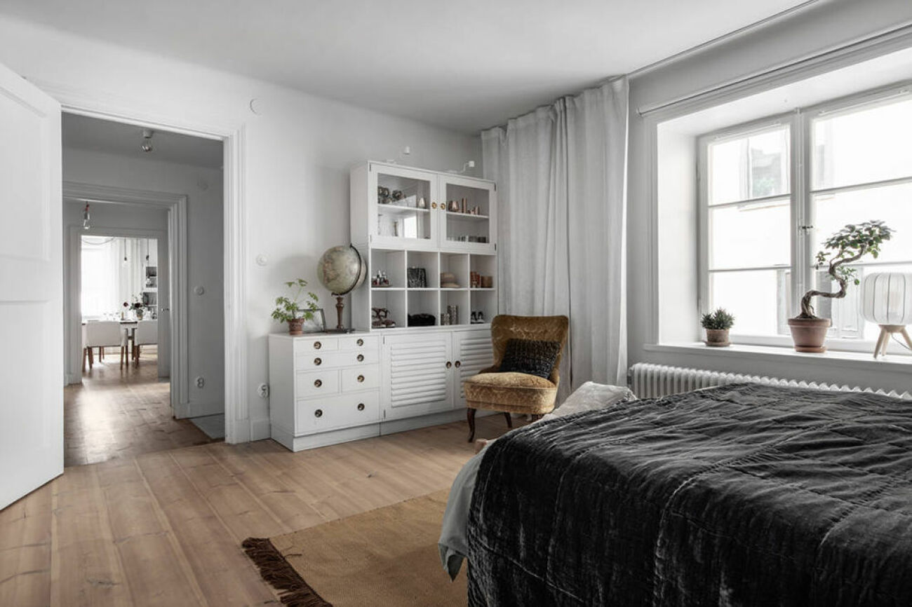 Rymligt sovrum i ett gårdshus på Södermalm i Stockholm