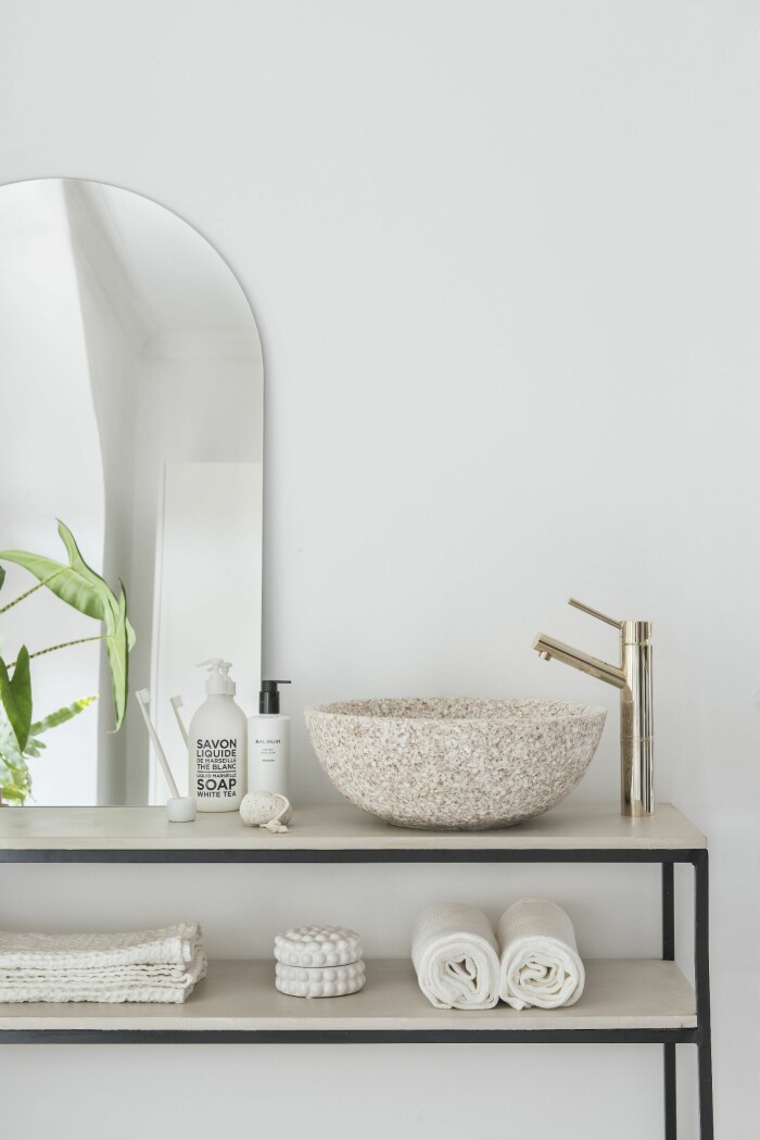 Hållbart och wabi-sabi-inspiration är två tendenser i våra badrumsinredningar just nu. Foto: Woodio minimalistiskt badrum från woodio