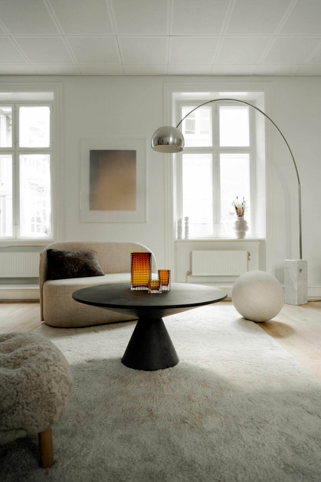 Runda former trollar fram myskänsla även i de mer minimalistiska hemmen. mysig minimalistisk vardagsrumsinredning