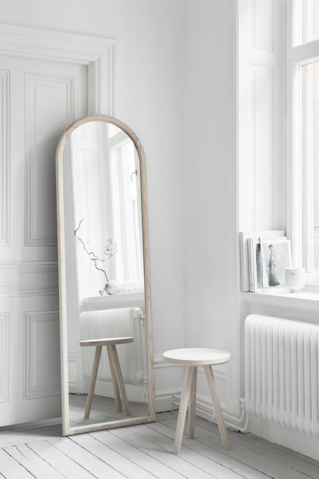 Spegel och pall från Melo, som är både designer och producent. Spegel och pall från Melo, som är både designer och producent.
