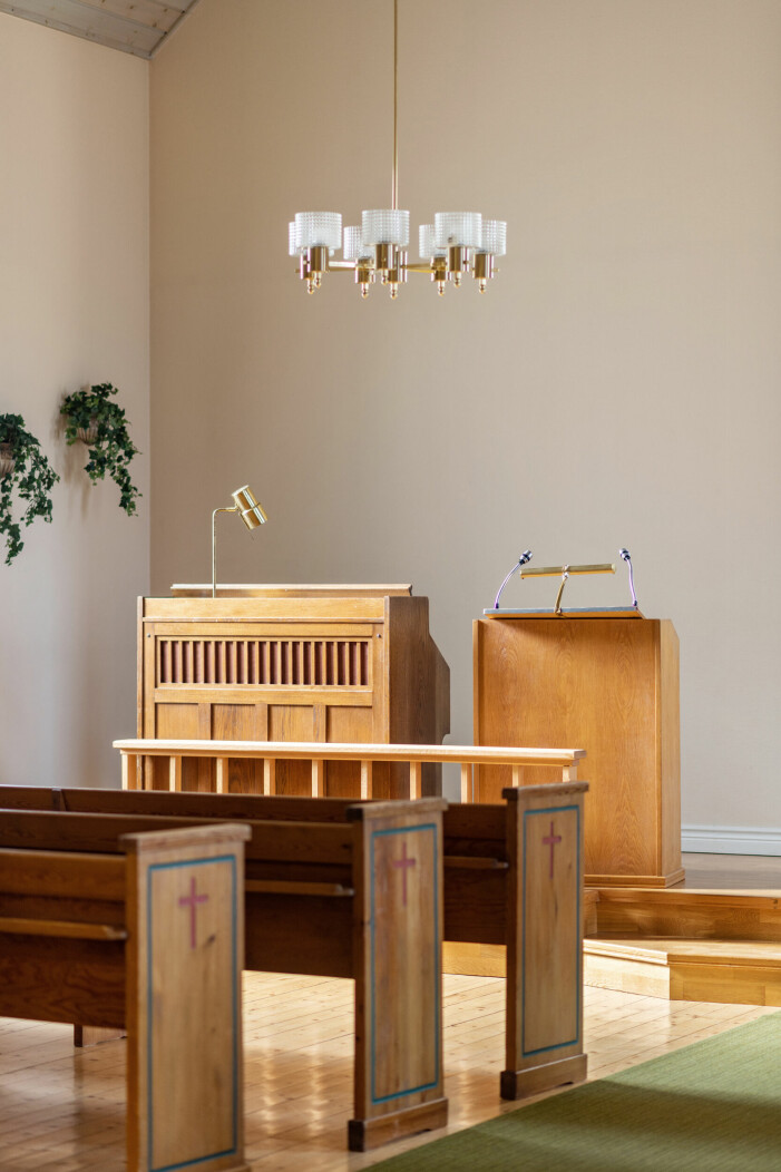 Ljusinsläppet från de stora fönstren lyser upp podiet längst fram i kyrksalen. kyrksalen i Spillersboda kyrka