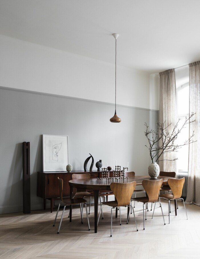 Matbord av Ib Kofod Larsen, lampa Orient av Jo Hammerborg, Fritz Hansen, gardiner, Gotain. matrum