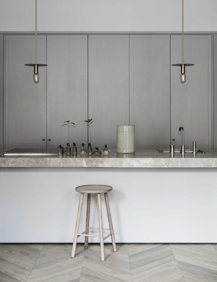 Platsbyggt och helt integrerat kök, byggt av Oscar properties. Pendellampor, Rubn, och pallen Zigzag från Hans K. kök