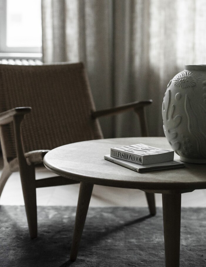 Hans J. Wegners klassiska fåtölj CH25 har stått på familjens önskelista länge, liksom soffbordet CH008. Matta, Åhléns. soffbord