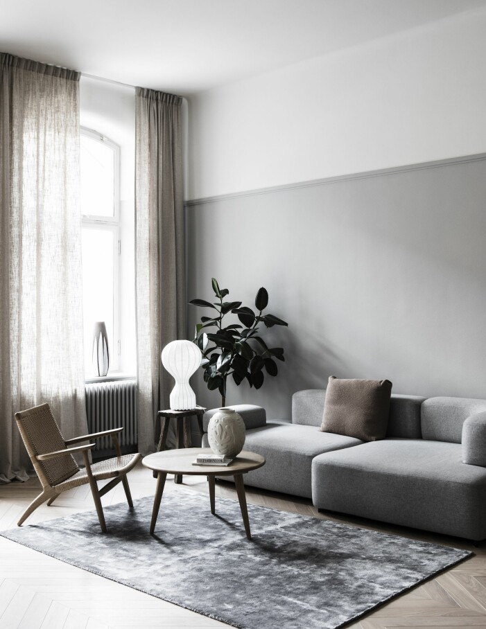 Det ombonade hörnet i vardagsrummet bjuder på soffan Alphabet av Piero Lissoni för Fritz Hansen, lampa Gatto, Flos, gardiner, Gotain, och 50-talsvas i fönstret från Upsala-Ekeby. vardagsrum