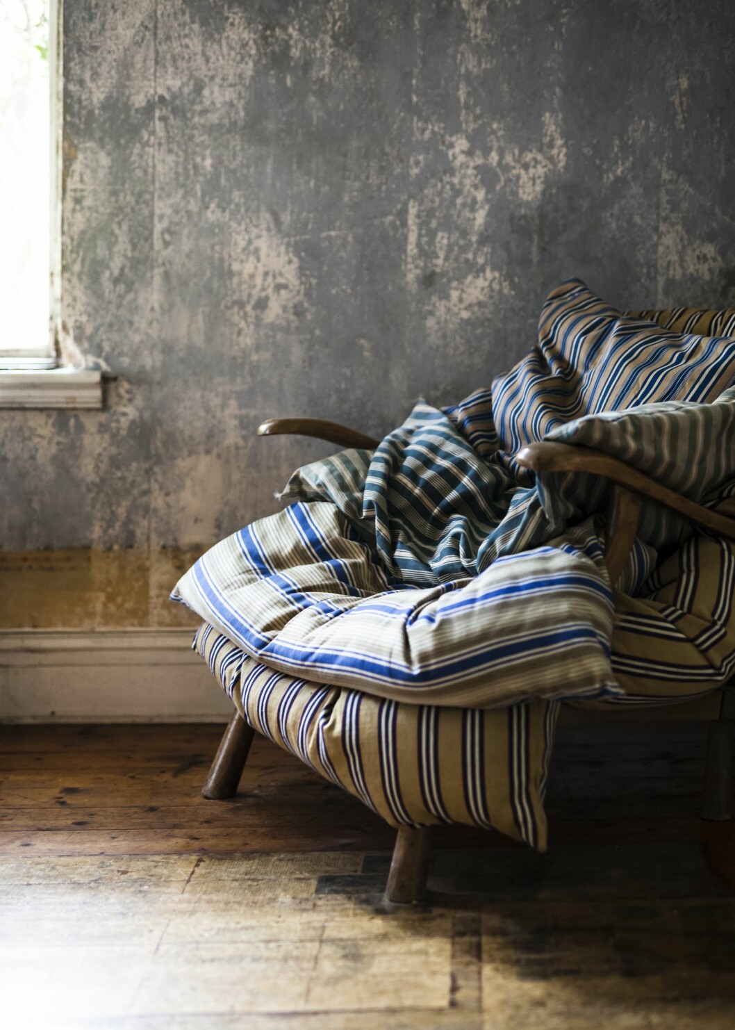 Hemmets väggar och inredningen ger en vilsam rustik känsla som uppmanar till kreativitet. Väggar med patina och loppisfynd.