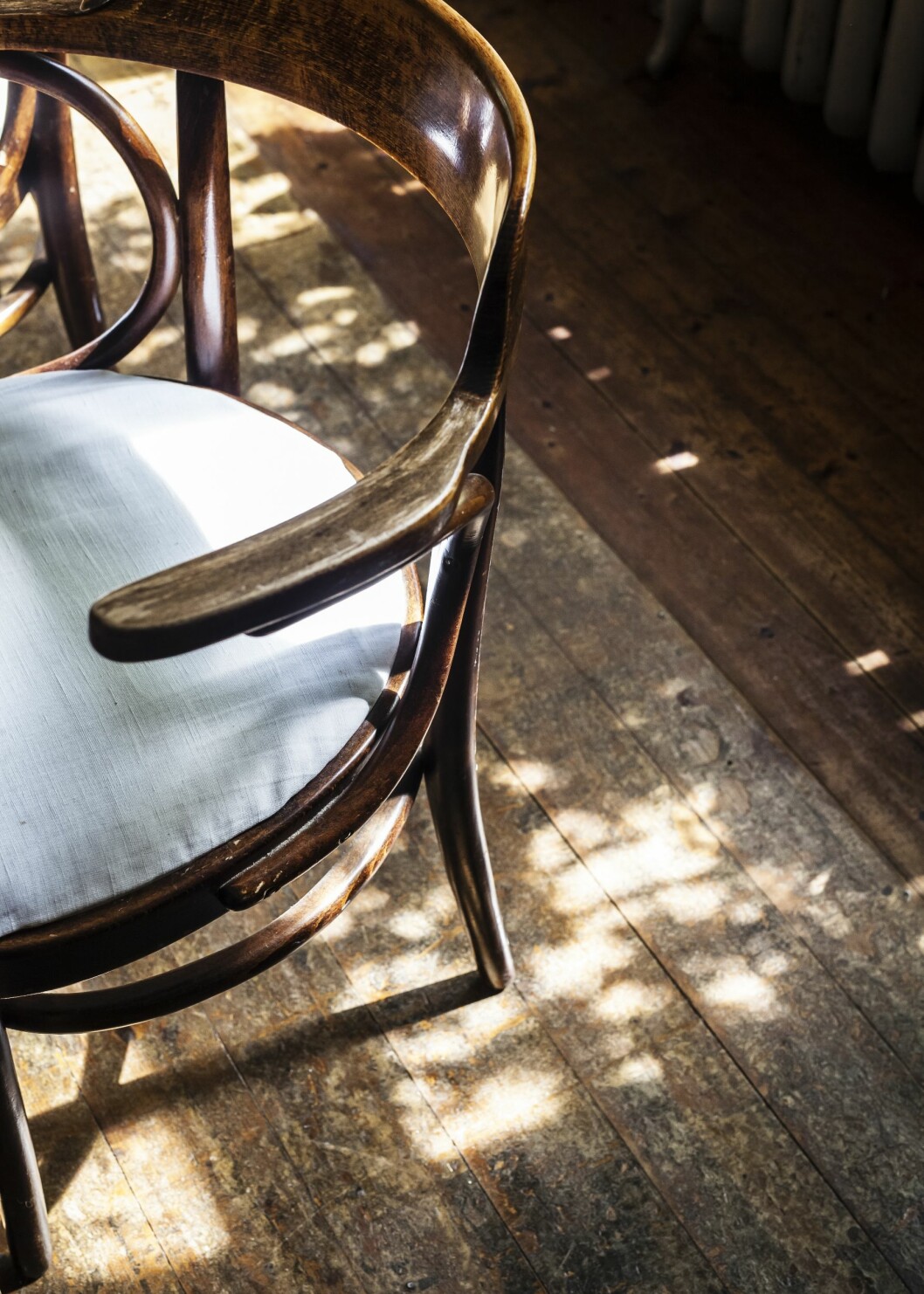De franska bistrostolarna är köpta på loppis, som i princip allt i huset. De franska bistrostolarna är köpta på loppis.