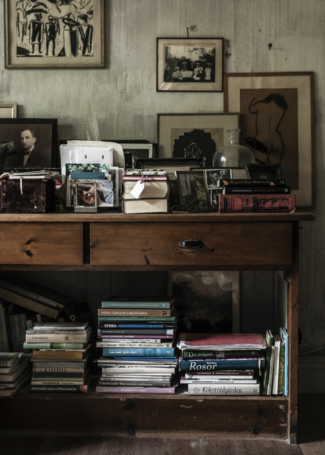 »Köpmansdisken fick jag för en hundring. Det var ingen annan som orkade släpa den där tunga ekmöbeln därifrån. En sak jag gillar, det är att köpa knasiga fotografier på folk, flera av de man ser här är ’fiktiva släktingar’.« Huset med äkta patina på Österlen.