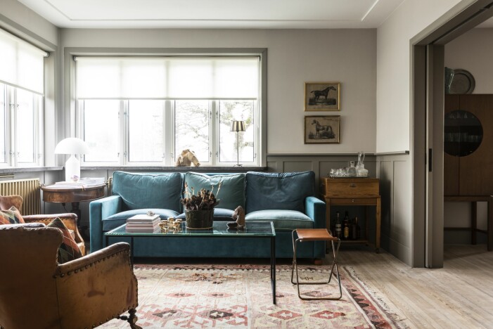 Vardagsrum i mild och trivsam funkis. Både nytt och arvegods ger stämningen. Soffa 3031 av Josef Frank, från Svenskt tenn. Hästtavlor och läderfåtölj från Monicas farfar som var veterinär i Falköping. Skulpterade hästhuvuden av Monica. Lampa Atollo av Vico Magistretti. Brevtyngden Tistel är från Svenskt tenn. Hemma hos grundarna av L:a bruket