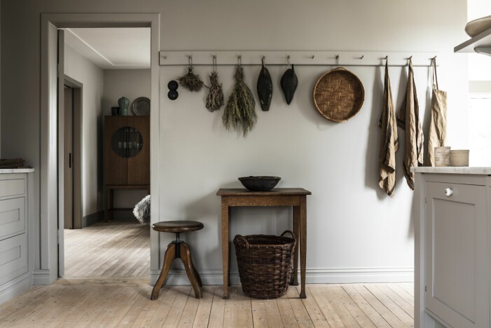 Skåp med fönster från Ikeas Stockholm-serie. På bänken doftljus i burk av stengods, drejad i 450 unika exemplar av Monica och hennes vän keramikern Camilla Engdahl i Skövde. Hemma hos grundarna av L:a bruket