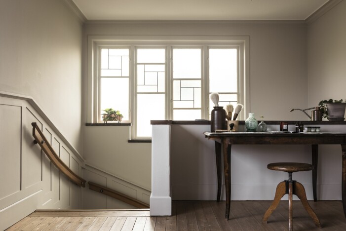 Övre hallen med trapphusets funkisljus och gedigna stenarbeten. Väggpanel i trappa och bibliotek har ritats av Monica och Mats. Hemma hos grundarna av L:a Bruket i Varberg