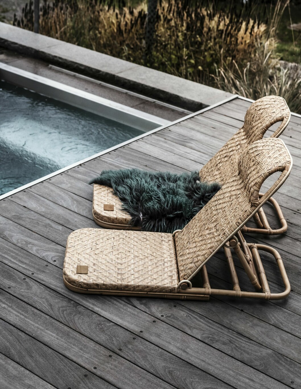 Vid poolside: solstolar i rotting från The Straw.